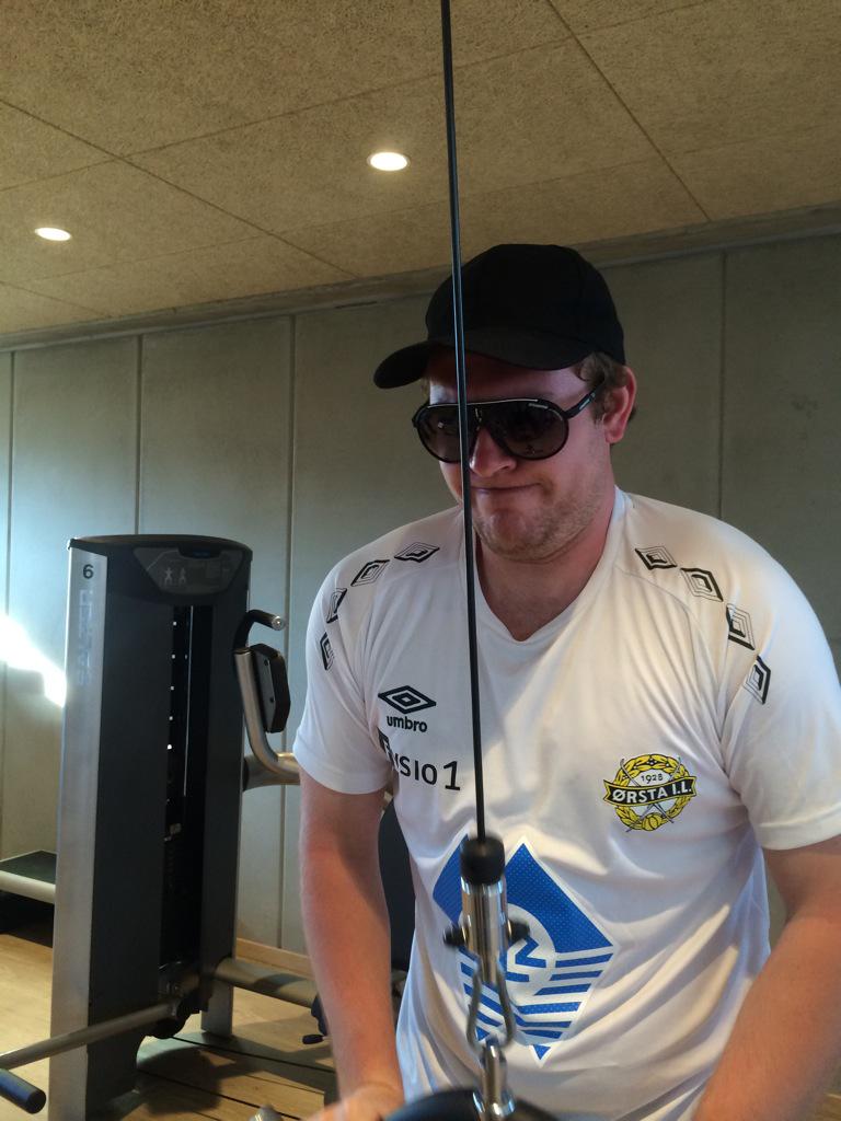 mountaingoatsfc's tweet photo. TR's @TommySynnes har innsett at TMG's @Jrsynnes no er eldstebror i huset, og legg seg i hardtrening. #JørnTheBeast http://t.co/hqAv7Ygupg