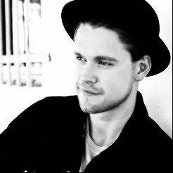 RolMaximoGlee's tweet photo. ¡Nuestro Sam Evans ocupado @_FindingEvans! http://t.co/vqLm1LVpRo