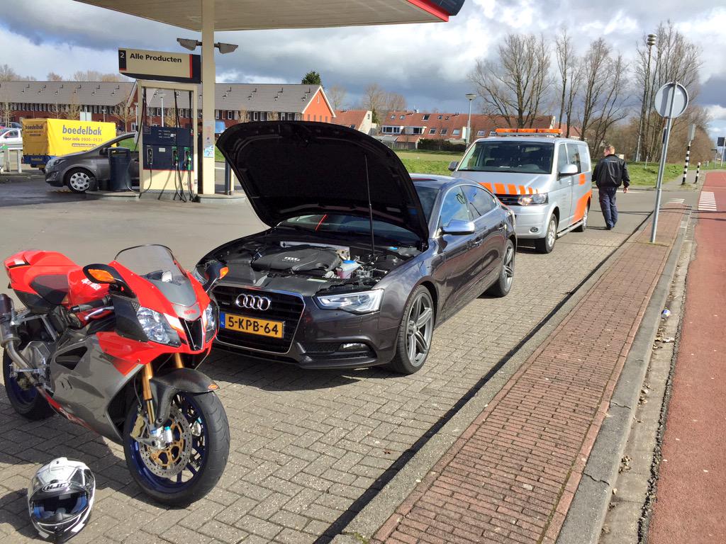 PostKevin's tweet photo. Waar @CenturyAutogrp @Audi_Century @VW_Century allemaal wel niet goed voor is! Thanks #Kristiaan! #Aprilia #LegeAccu http://t.co/zBOlHgbBRG