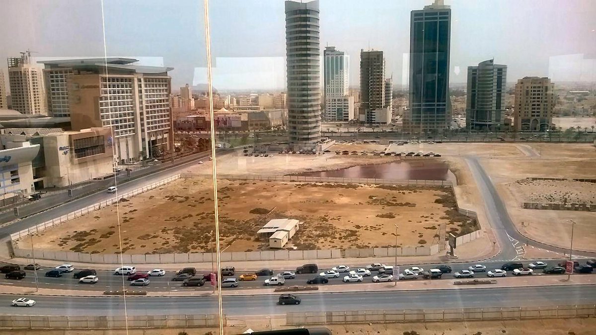 NigelMelker's tweet photo. Doing a hard gym session in my hotel and this is my view. No sandstorm today ;-)
@hilmer_gp2 @GP2_Official http://t.co/UFbm9YRApO
