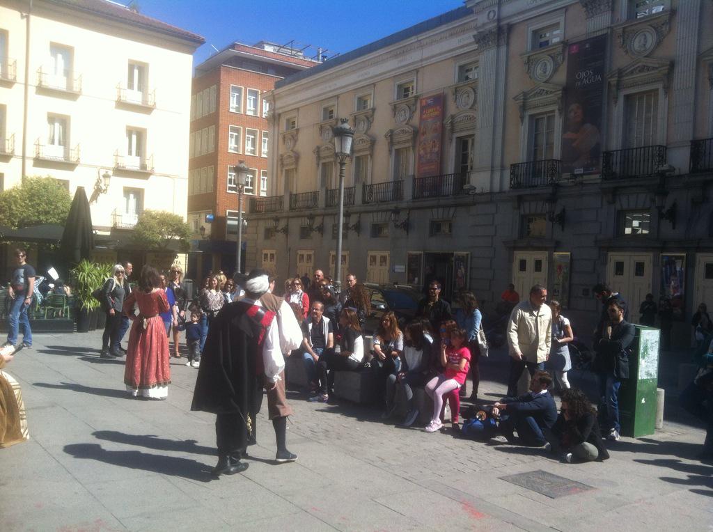 Pablobatm's tweet photo. @Barriolasletras disfruta del Teatro en las calles del barrio de las letras http://t.co/UTxR3Rxq6n