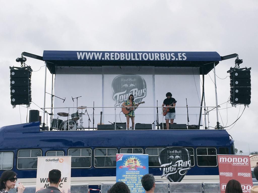 carlosbravon's tweet photo. Animando a los más madrugadores en el escenario playa @ChloesClue @RaquelAdalid !! @Redaccionatomic @SanSanFestival http://t.co/zKvTUIZHIV