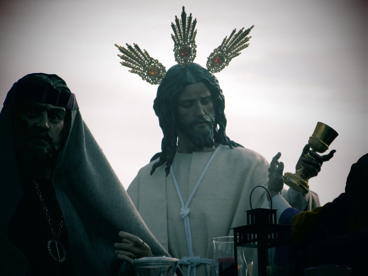 STO. ENTIERRO | Del azul pasamos al amarillo de <a href="/eucaristia_zgz/">Eucaristia</a>. Pudimos ver el impresionante paso de la Última Cena.