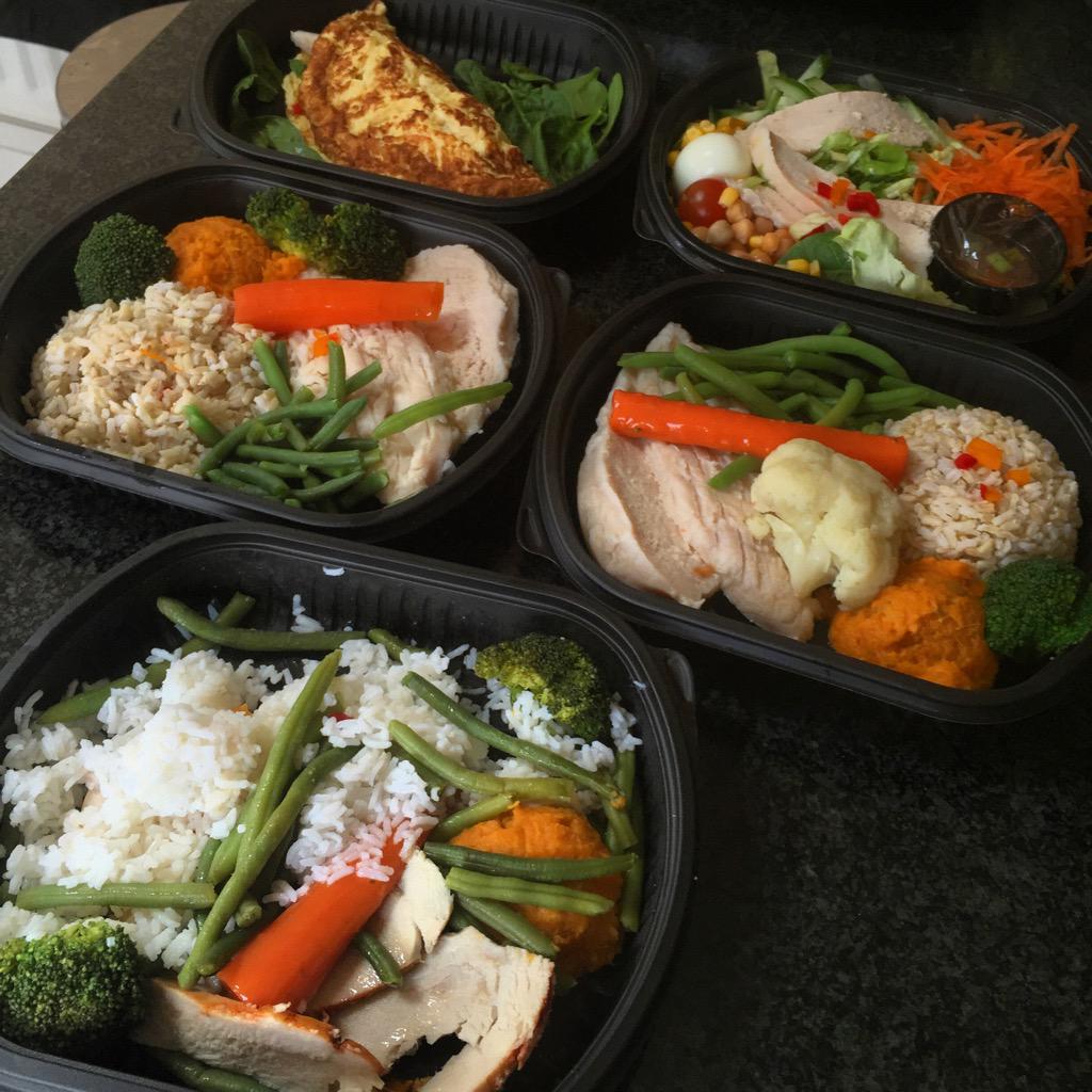deric_tv's tweet photo. Prepped for Sat Easter roadtrip #food #nutrition #fitfam #bulking #dirt #FluffToBuff http://t.co/hIgK3IEDcR