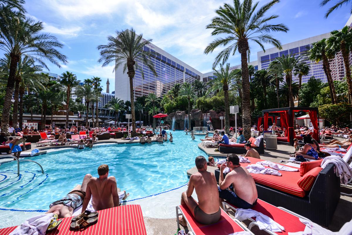 FlamingoVegas's tweet image. The best place to start your weekend is right here. #FlamingoPool bit.ly/1J5Q25p