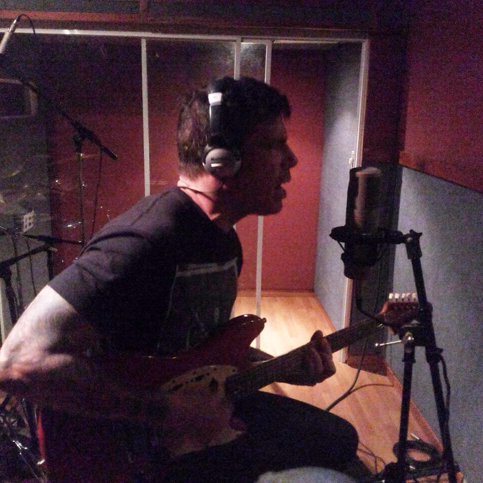 OsAlmirantes's tweet photo. Seguimos en Insomnio Estudio. Grabación del CD Cristiano #OsAlmirantes #LosChispines #InsomnioEstudio http://t.co/N1uBejaJlT
