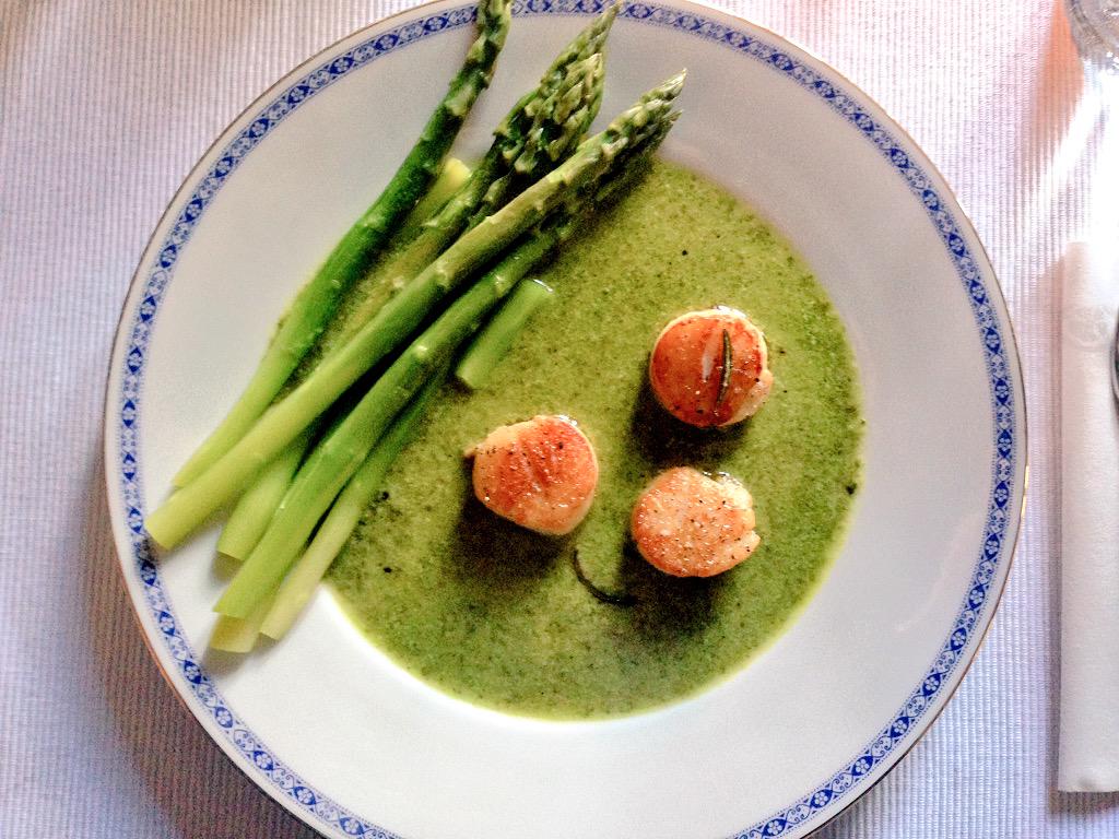 Marille_Berlin's tweet photo. Gegrillte Jakobsmuscheln mit grünem Spargel und Saucen -Essenz aus grünem Kopfsalat :
homemade yummy http://t.co/tkmsC2qbbl