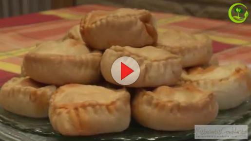 esdiarimenorca's tweet photo. VÍDEO. Os mostramos cómo cocinar 'formatjades', pasta típica de Pascua. Bon profit! @ConHuerto http://t.co/eZbswF3GQi http://t.co/RGuA6S8Jkm