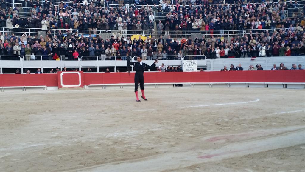 Lío gordo de <a href="/JMManzanares/">JM Manzanares</a> en Arles. Dos orejas y rabo del ultimo toro de Domingo Hernandez. #FeriaArles