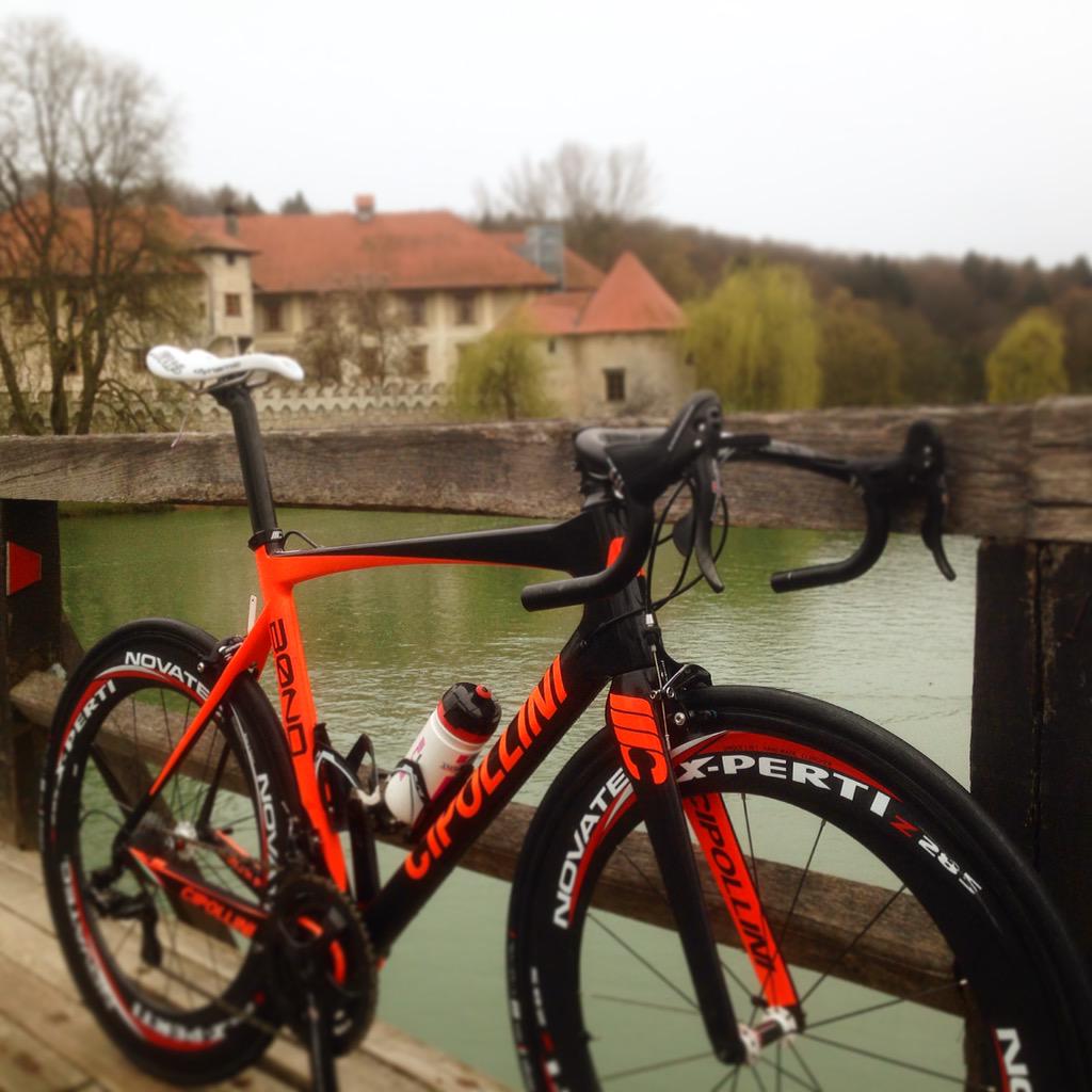 Dal castello di Otocec la nuova mcipollini bond! <a href="/teamaev/">Amore & Vita Cycling</a> 🚴✌️😜 #avanticosi #discovermore2015 #follow #PL #HappyEaster