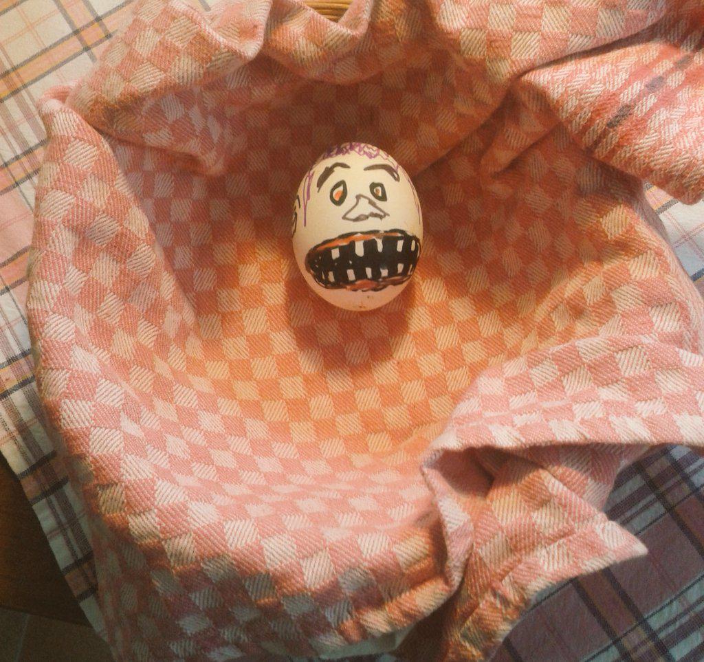 ivartranvik's tweet photo. Pappa har målat ett ägg men ingen vågar äta http://t.co/FbQvmcvUg4