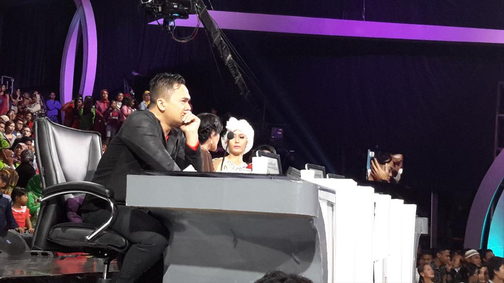Indosiar's tweet photo. Bang @saipul_jamil sampai tidak bisa menahan untuk meneteskan air mata saat @DA2_Ayu harus tersenggol #DAcademy2 http://t.co/6Vd5h9rI7c