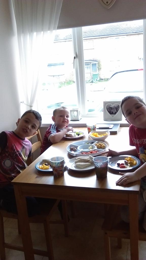 lisa_fordham's tweet photo. Fun day and lunch at auntie lisa's xXx @muzza210 @Mrsmuz1 @dalfordham http://t.co/S4GWuCi6ri