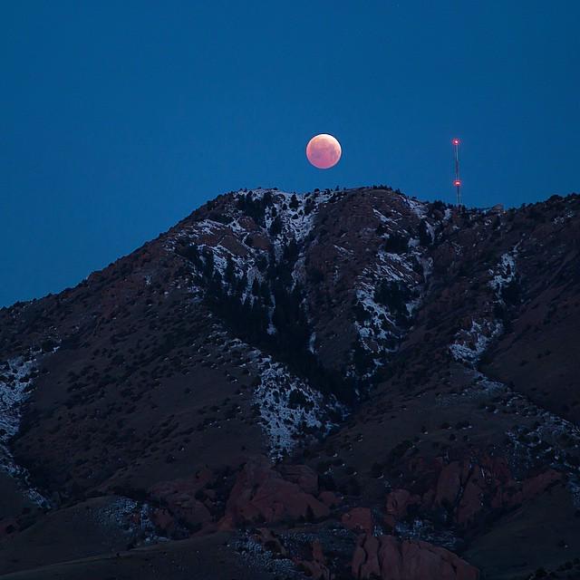 ColoradoHikes's tweet photo. Photo from couloir_studios Blood Moon over Red Rocks #bloodmoon #redrocks #mountainexpress… http://t.co/Yij3xrDCdV http://t.co/GFL7dUO7jz