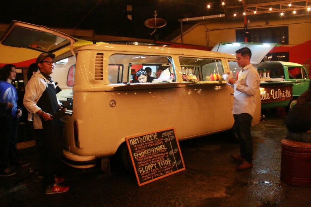 infobdgkuliner's tweet photo. Ada 3 food truck dessert, roti & kopi di soft opening MOUTON #feastivity Yuk sini guys! | Jl Gandapura 56 @moutonId http://t.co/LAJPQGx5qn