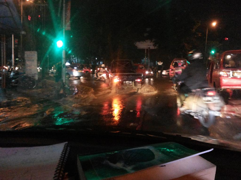 RadioElshinta's tweet image. 21.48: RT @bellmond: Air kali tumpah ke arah Jln Kramat Jati Jaktim, cukup deras. Pengendara roda 2 hrp hati2.