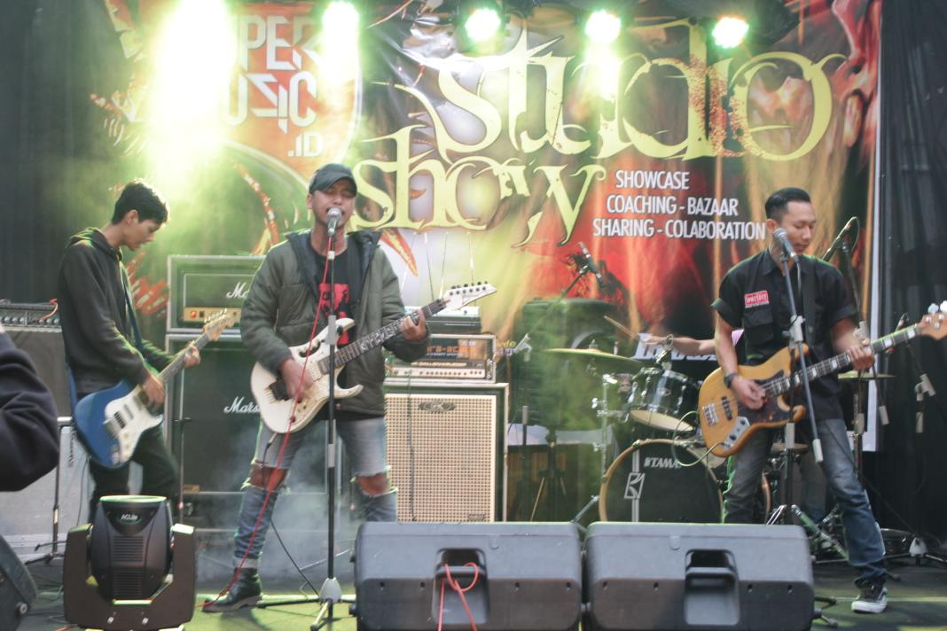 Badaaaai \m/ RT<a href="/BADRIOT_Bekasi/">BADRIOT</a>: on stage <a href="/Ensem69_/">ENAM SEMBILAN</a> at <a href="/Edelweis_Ent/">Edelweis Ent</a> @supermusic_id #StudioShow "