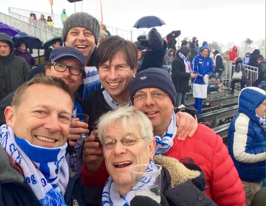 #KAMUHC 5 min onderweg, 0-0. <a href="/BWA_Kampong/">Blue White Army</a> vooral blauw van de kou, maar sfeer is top! <a href="/KampongHeren1/">Kampong Heren 1</a> <a href="/UHCHamburg/">UHC</a> #EHL