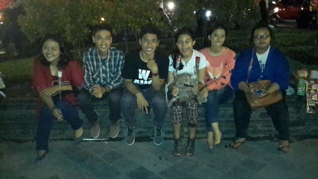 DWNTR3's tweet photo. Penggalangan dana bersama panitia dewantara 3... http://t.co/IRlXlw7cSJ