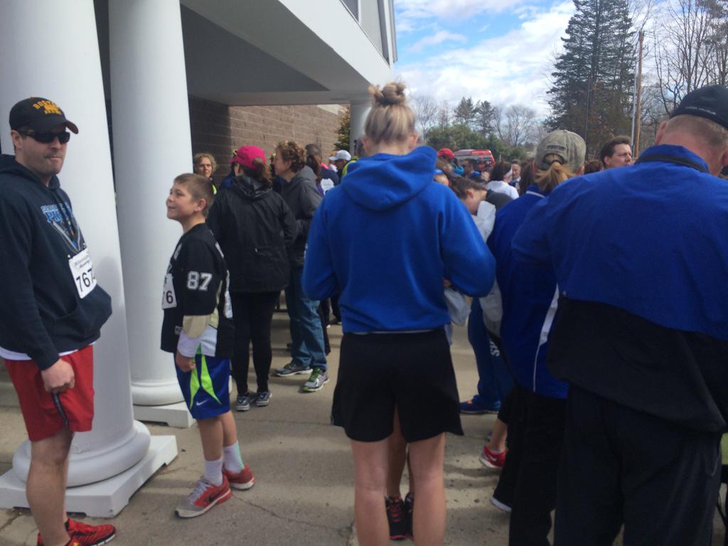 KristenCarosaTV's tweet photo. Communities are coming together today to honor and remember #Brentwood police officer Stephen Arkell. http://t.co/G8QG7BUsHI
