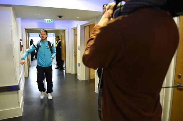 dicha_andrian's tweet photo. RT"@chelseafc_indo: Inilah saat @hazardeden10 tiba di Stamford Bridge beberapa saat yang lalu... #CFCIndo http://t.co/HzzAbHSW72"