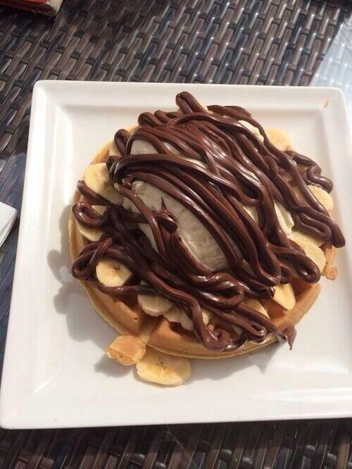 FoodPleaser's tweet photo. Nutella Covered Banana Waffle. http://t.co/tSCwpz8tsN