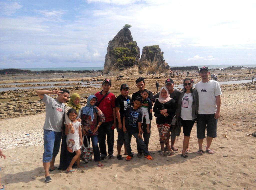 TEVC_Indonesia's tweet photo. Pantai sawarna
#tevciexplorepelabuhanratu #eventtevci
Cc. @ToyotaID @GTRadial_Indo @Leo_GTRadial @Amidrossfel http://t.co/RThOQplgna