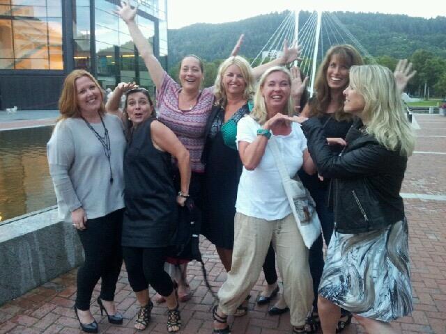 Kopiko137's tweet photo. #mimring @abergeba @tonesorlie @psykL1 @Lindaengen @miramar68 og Anne May! Walk like an egyptian!! http://t.co/4qJUfDnTyI