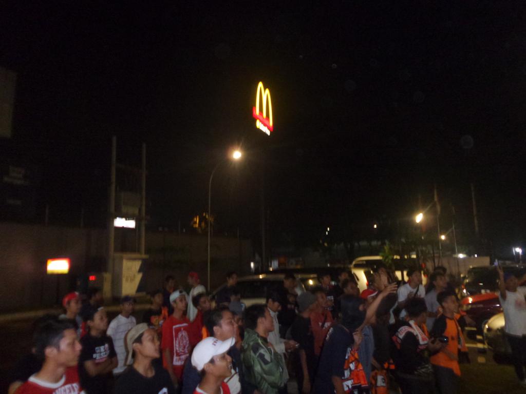 J_SchoolCiledug's tweet photo. Suasana saat nobar arema VS persija #CiledugJugaPersija http://t.co/As1JteJkxC