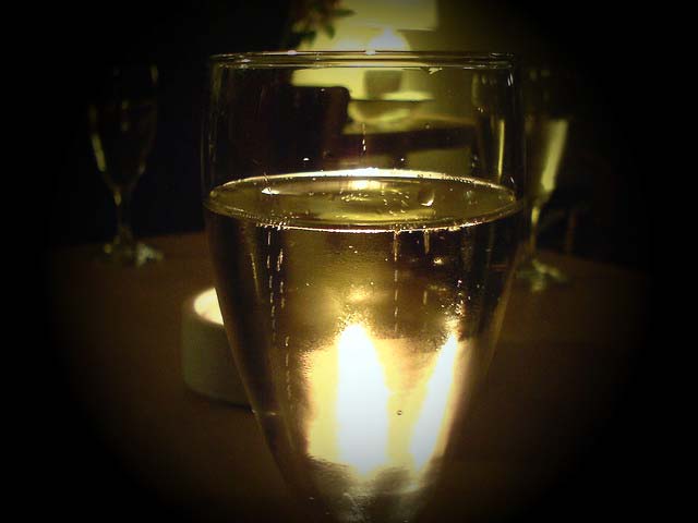 ChpBox's tweet image. Un cambrioleur surpris devant la télévision, du #champagne à la main !
snip.ly/16yh
#Insolite