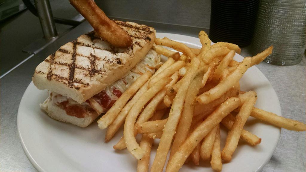 MardiGrasWV's tweet image. Try our special tonight @ #FirstTurn! Chicken Parmesan Hogie, with garlic romano fries #alwaysaparty#mardigraswv