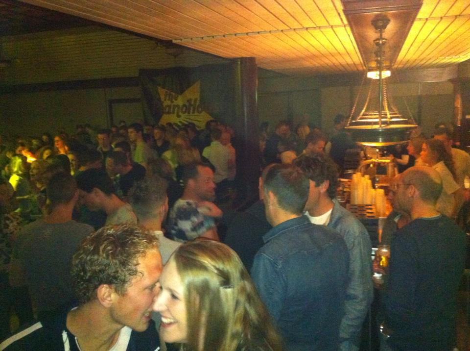 pvbDijkhoek's tweet photo. Gezellige avond, #disco kings #piano house @KerkemeijerInfo #paasvuur #dijkhoek morgen ook #feest http://t.co/fKTH8eR3jp