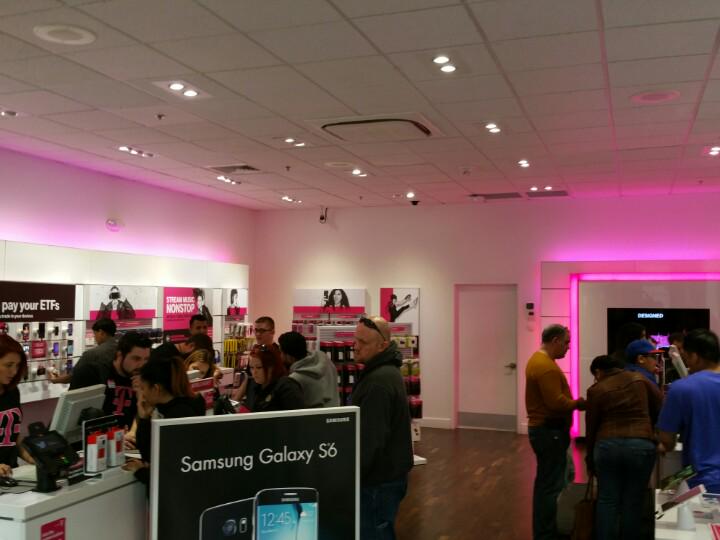 b_stafford580F's tweet photo. Packed full! awesome customers #DitchingandSwitching @tmobile @fredtherep @darcietherep @binerwin @babear92 @cmbeans http://t.co/fgTHY8z87q