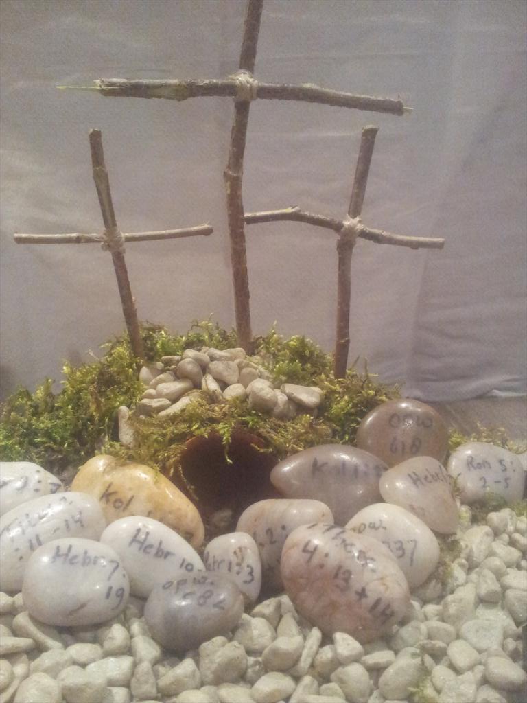 U won van de dood,
droeg onze pijn.
Nu mogen wij
dicht bij U zijn.
Jezus de Hoop,
levend in ieder
die gelooft...