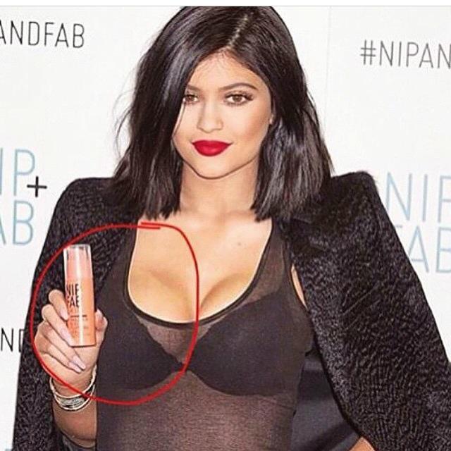 brunetteblondep's tweet image. When you #BoobContour needs a lot of Work #Kylie #ohHun #stopTrying