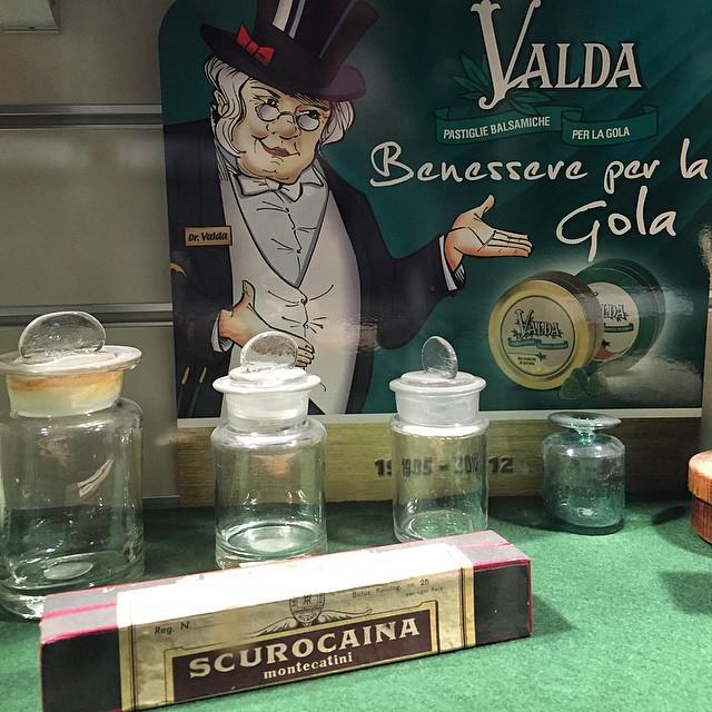 La farmacia della <a href="/rigattieranera/">rigattiera nera</a>: vetrine d'antan in calle Della Bissa ift.tt/1J6Xq0y