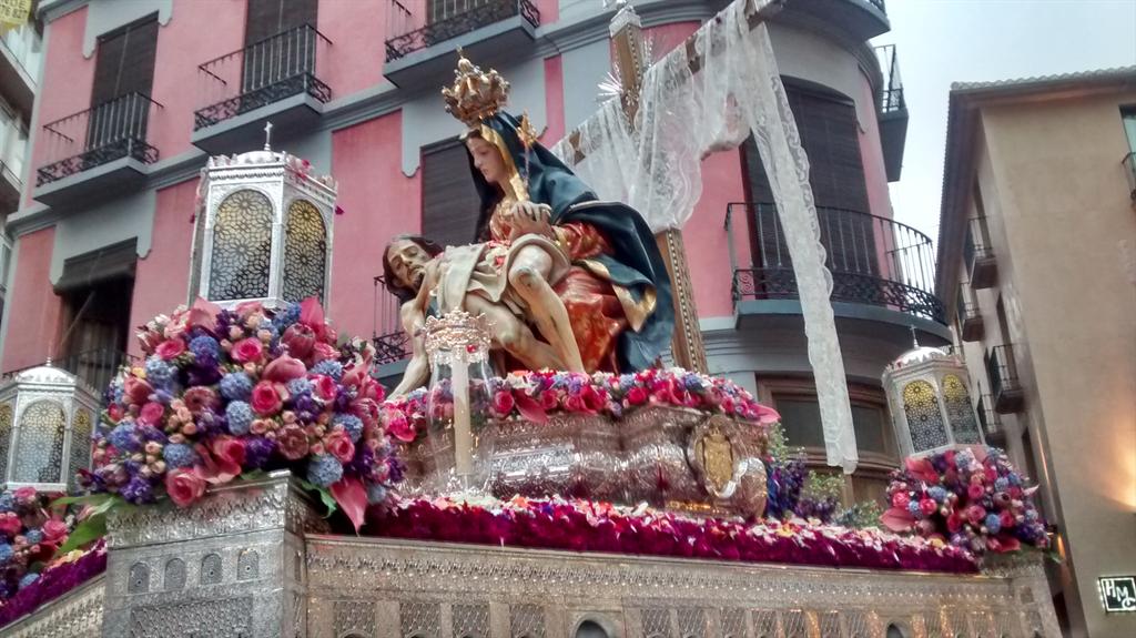 AngelGranaino's tweet photo. @Hdad_Alhambra El día en que la Alhambra baja a Granada @granadadigital @cruzdeguiagrana #SSantaGD http://t.co/OD277CqPxu