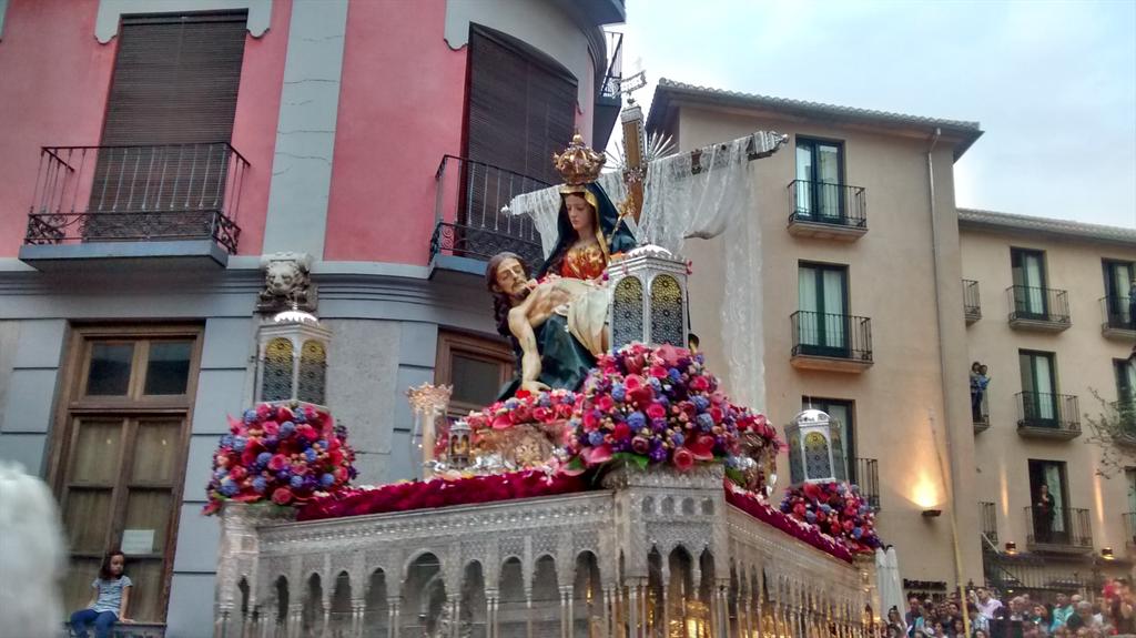 AngelGranaino's tweet photo. @Hdad_Alhambra El día en que la Alhambra baja a Granada @granadadigital @cruzdeguiagrana #SSantaGD http://t.co/OD277CqPxu
