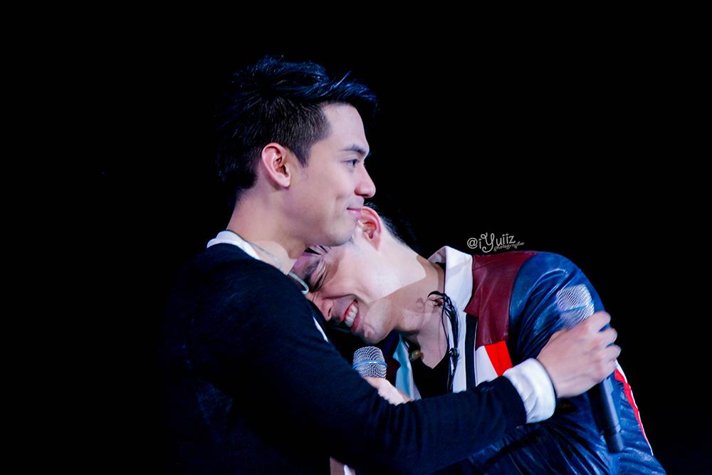 iYuiiz's tweet photo. โง้ยยยย..พี่ซบน้อง โคตรน่ารัก โคตรอบอุ่นเลยค่ะอปป้า  /ถ่ายรูปนี้มาไม่ชัดได้ยังไง ตีมือตัวเอง #D2BEncoreConcert2015 http://t.co/QEmQSGz3o6