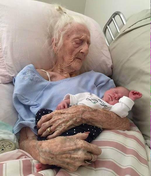 HayQueSaberlo's tweet photo. 101 años de diferencia: la imagen capturada por Sarah Hamm muestra a su hija el día que conoció a su tatarabuela. http://t.co/ELcb0vb3dn