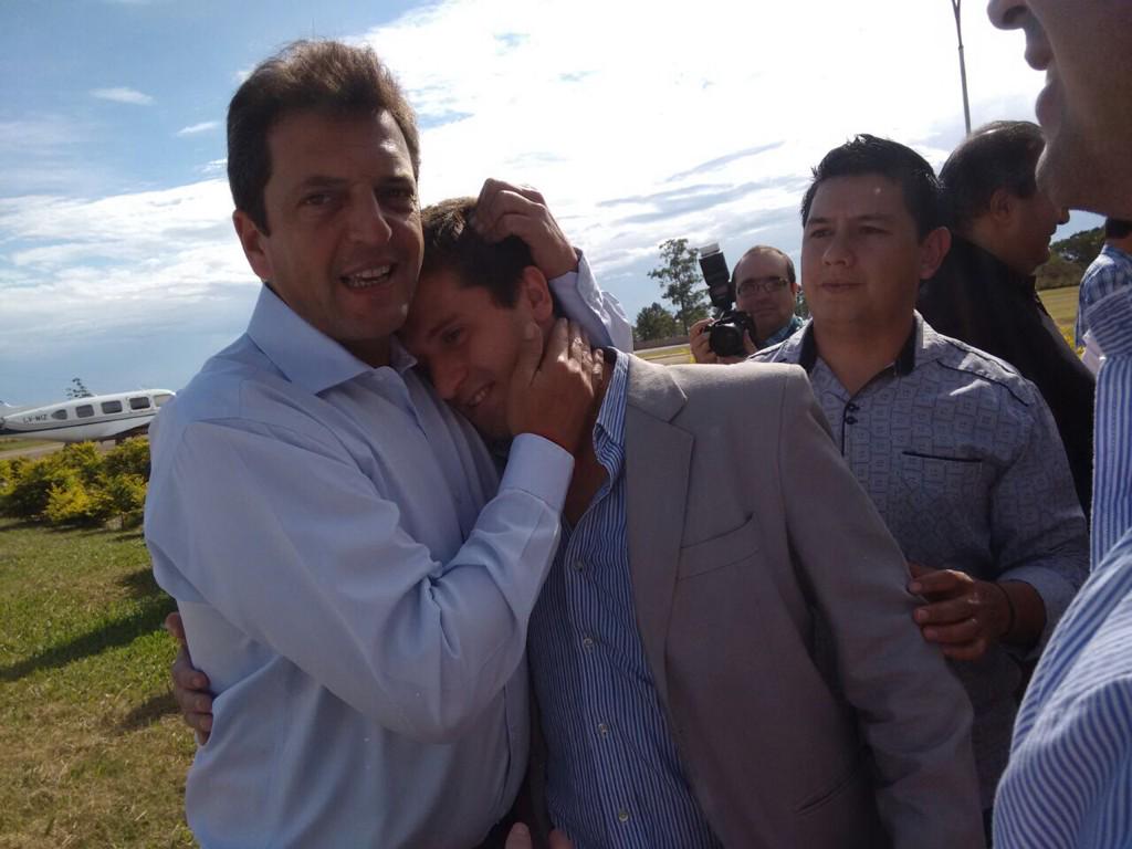GermanPoccard's tweet photo. #Mercedes #corrientes con @SergioMassa junto nuestro Gobernador el Dr Ricardo Colombi  http://t.co/oFz9U7wrnP http://t.co/JfH9q3kVOw