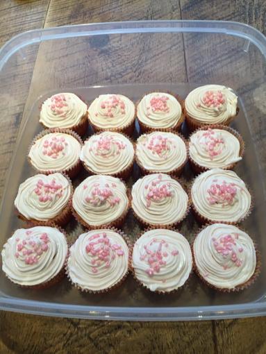 susantomkin's tweet photo. @francescaa_mm @charlottehalla1 @whitmore_dawn @RDAWenlo 16 strawberry cupcakes ready for Monday! http://t.co/gwuM3lApJb