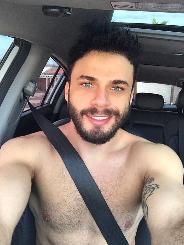 rodrigomarim's tweet photo. Oi meus amores! boa tarde!!! to a caminho de Votuporanga !!! hj o show é por lá.. bjo amo http://t.co/OtNG0zI0sJ