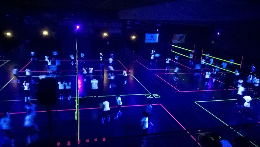 2_PaulSanders's tweet photo. Black light volleybal toernooi VV Tupos. Geweldig mooi regionaal toernooi. http://t.co/5Diec3uLZE