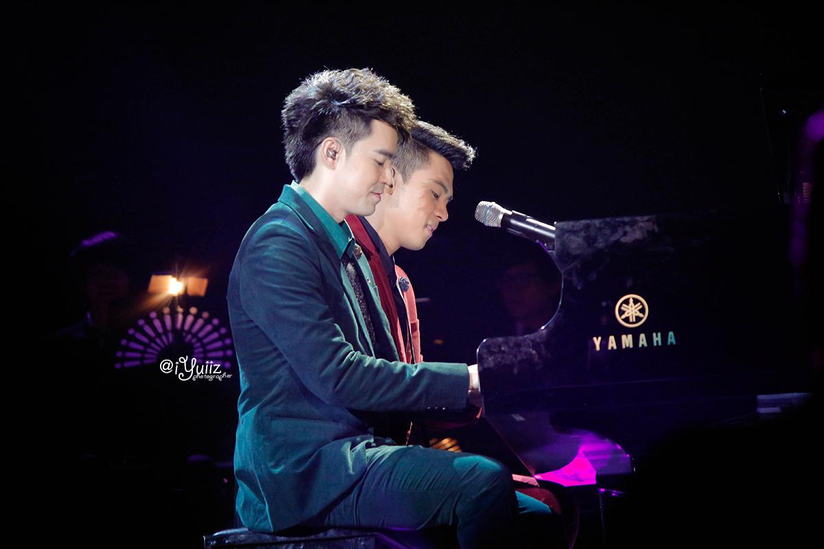 iYuiiz's tweet photo. สองพี่น้องเล่นเปียโนคู่กัน คงไม่ต้องถามความรู้สึกค่ะ ดูได้จากรอยยิ้มกรุ้มกริ่มของทั้งสองคน <3 #D2BEncoreConcert2015 http://t.co/xweFF1wjXE