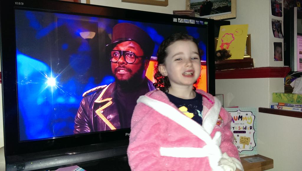 katie080487's tweet photo. @iamwill Tilda loves Lucy's dress #vote4lucy #teamwill #selfiewithwill http://t.co/c6IWCiO34f