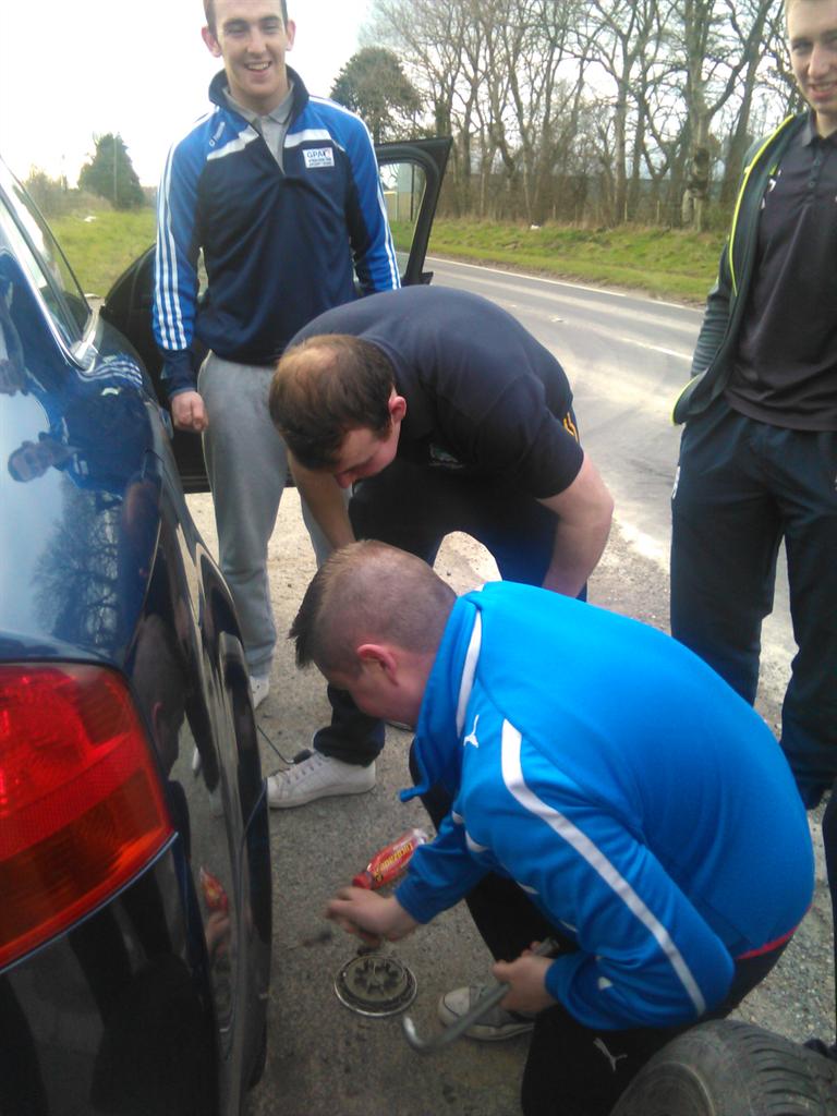 DaraGrant1's tweet photo. How many hashers to change a wheel? #Gaaawaydays #elburnso http://t.co/75ZGO2wzXj