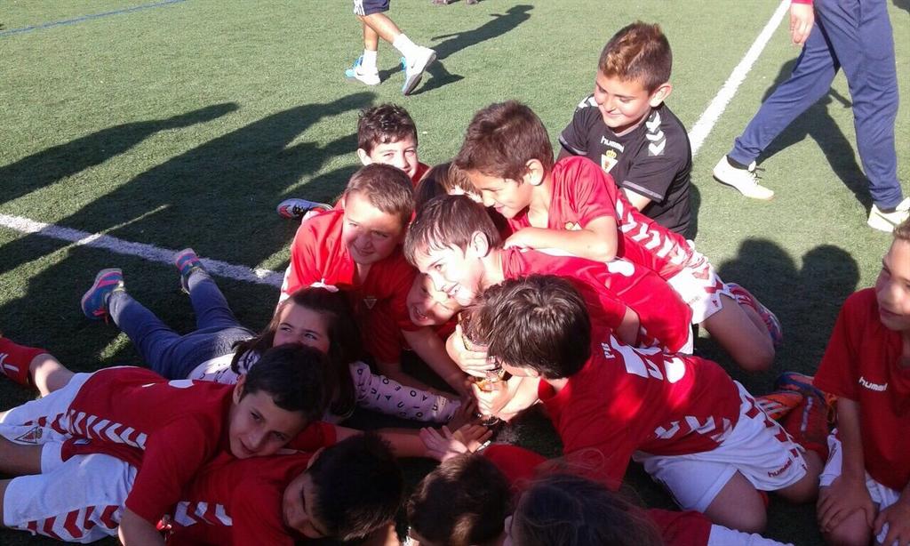 realmurciacfsad's tweet photo. Aquí algunas fotos de nuestros chavales en los distintos torneos de Semana Santa. ¡Enhorabuena a todos! #CanteraGrana http://t.co/JcYOvL1ca4