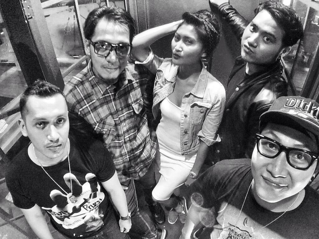 Malam ini lengkap 😆😆 @aris_yahya <a href="/adit_mullen/">adit mullen</a> <a href="/Devahartsteen/">Deva Hartsteen</a> <a href="/gita_astari/">gita ayu astari</a> @JoddyRockfloat \m/