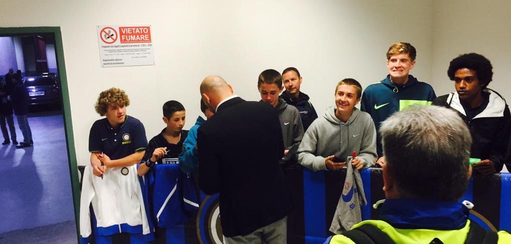 zalujani's tweet photo. Autograph time! @CrossfireADP http://t.co/HvYms2D3D4